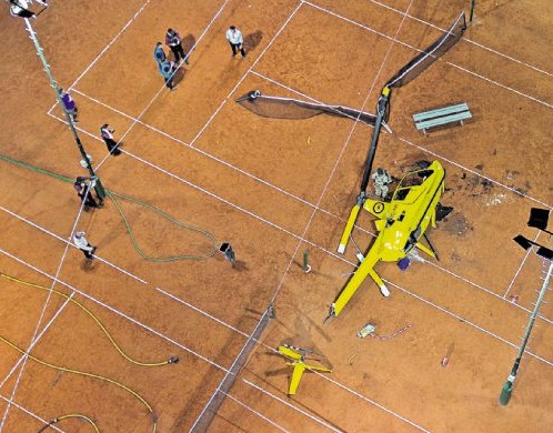Cae un helicóptero en una cancha de tenis